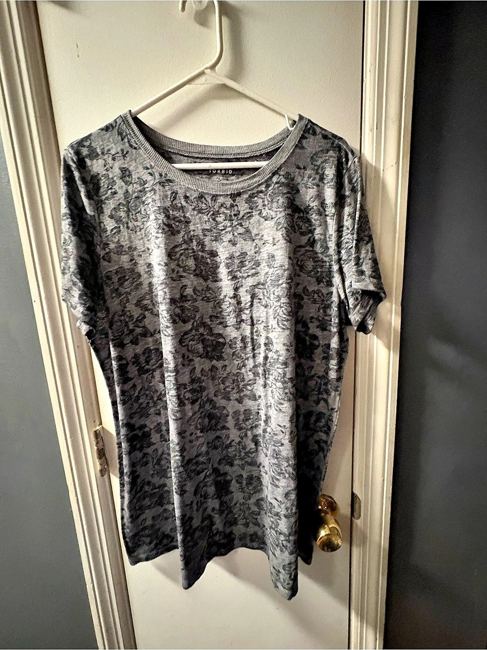 Torrid Classic Fit Floral Short Sleeve Tee Gray Size Large